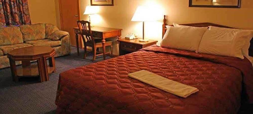 Iron Road Inn Elkins Bagian luar foto