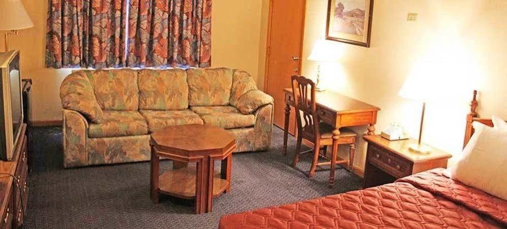 Iron Road Inn Elkins Bagian luar foto