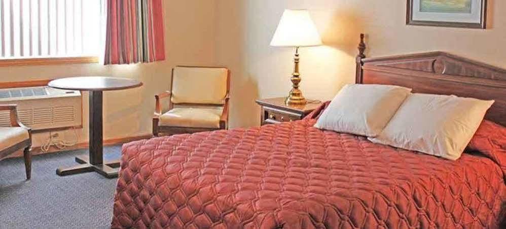 Iron Road Inn Elkins Bagian luar foto